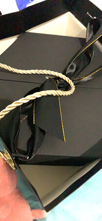 加入京东大家庭不久 采购的东西不算太多 但是发现京东上 尤其是自营的商品 绝对物有所值 这款礼盒 黑色的飘带 空间还可以 能放下两个果11还有几根迪奥999 流星球是类似泡沫的材质 效果不错 减轻咯重量 增加了隐蔽性 让人猜不出盒子里是什么 还随带了一个毛绒公仔挂件 一条彩灯 这个价位 真的是非常满足了 在就是京东的物流 准时高效！期待下一次购物 还在犹豫的小伙伴 如果看到了这条评论 请各位不要犹豫了 拍吧。哈哈