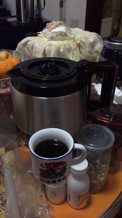 咖啡机收到后立即打开使用，外观精致，操作简单，研磨咖啡豆声音小，煮出的咖啡好喝。