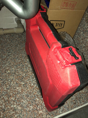 因为家里装修所以特别需要各种工具，趁着双11京东搞活动立马购入一个套装的工具箱组合，拿到手后非常满意，整个包装非常的漂亮，工具非常的结实，手感相当不错，拿到手后就用起来了，再也不用担心家里敲敲打打拧螺丝查不到工具了。