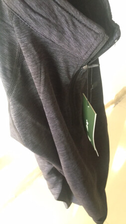挺不错的，速干衣很好看，穿着透气蛮有弹力的，穿着特别舒服，大小尺码很标准，真的非常不错，上身效果也很好看。真的很不错的一次购物体验，已分享链接给朋友们，下次还会回来购买的