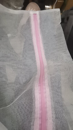 折扣价格购买，十分实惠。主要是洗衣服时真的很不想洗内衣，还有冬天大部分的衣服都强调不能机洗，大冬天手洗衣服多难过啊，而且洗后怎么弄干也是个大问题。买了之后使用，不是很能确定效果如何，但是自己放心多了哈哈。就是打开有很重的味道。