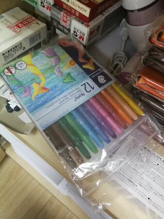 感觉还凑合吧，正常用的蜡笔