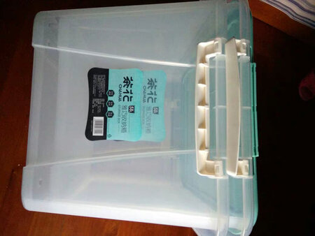 选了好几家店铺，这家的最划算，收到货后，发现质量也很好，果然还是大品牌值得信赖，买来装书的，小侄女现在喜欢翻我的东西买个箱子把书装起来，顺便拿来给小侄女装玩具也很不错，收纳箱用起来也蛮方便的，喜欢。这样子感觉家里更简洁了。