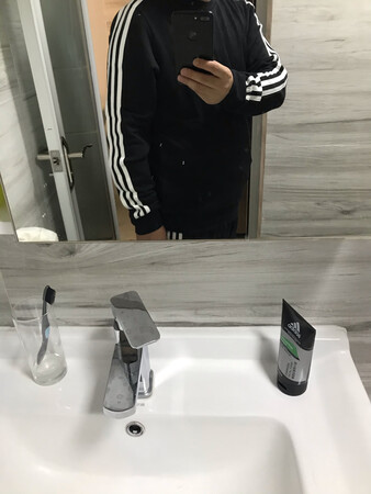 还不错，应该是正品，就是袖子长了一点，与刚买的裤子一个色，要是颜色更深一点就好了，目前没发现什么异常，希望洗后不要褪色！