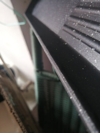 烤盘像是个残次品，边上一边还挺好，另一边就有很明显的伤痕还有点划手，赠送的接油碟和刷子就不说了，毕竟是赠送的，观感就这样吧，使用后在追评。虽然不影响使用但对于有点强迫症的人来说挺难接受的，