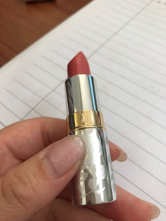 适合肤色：很提亮
滋润效果：很滋润，上色很贴