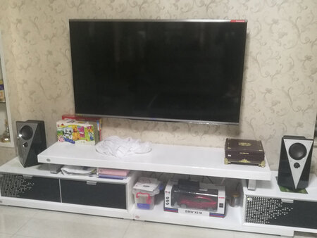 之前买过惠威的M200+，总体感觉不错。这次是给父母买的，他们除了看电视的需求外，还需要放一下音乐。换了这套之后更配合家里的色调了。做工非常棒，感觉音质也有一定提升，至少音量大了不少。用光纤接入电视，看一般节目就很棒了。就有一点要提一下，遥控上面一个中文没有，这让上年纪的人怎么办啊。。。就连中间的进口夏普也配有中文遥控，一个国牌却没有，希望后面能改进。