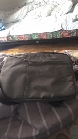 正好能放下15寸的笔记本，做工稍粗糙，但是价格便宜呀。