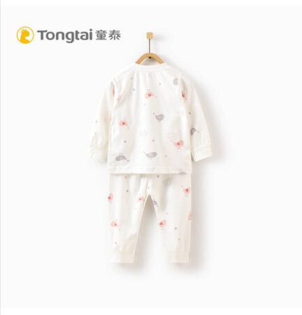 产品特点：1.质量确实不错，摸着很柔软，宝宝的很多衣服都是童泰。但是发现童泰只有小孩子的衣服，没有大孩子的或者很少，这一点确实很遗憾。2.产品尺寸比较标准，这一点宝妈妈不用担心。3.上身效果也不错，宝宝穿着很好看，与图片效果相当。
  总之，童泰值得推荐。。。