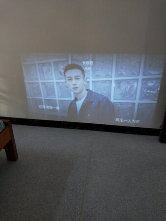 外形外观：精美
音质音效：有低音，很好
投影亮度：白天效果很好，晚上更好。
操作难易：简单
投影色彩：跟电视一样