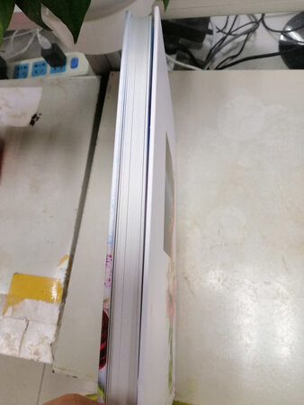 照片书洗出来也比较满意。有一张是晚上照的，没想到洗出来也非常清晰。我的照片多数是相机照的，多数是横拍，但这本书是竖版的，所以我就将两张照片放在一页，但一页两张照片的画质反而没有一页一张照片的画质清晰，我不知道什么原因。照片书的照片没有光亮感，希望店家出一些亮质感的照片书和横版书。总体还是非常满意的。