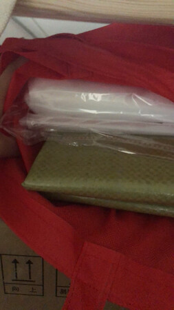 密封效果：这个应该不具备那么强的防水功能，里面还要再密封一个塑料袋
容量大小：里面放个两个羽绒被不成问题，尺寸足够大，搬家的必备良品
商品质量：很结实的，放了很多东西没有撑坏，胶布粘住以后也很贴合，在地下拖拽也没有蹭坏
厚薄程度：厚度适中，既不会因为太厚而变硬，也不会因为太薄而不结实
适用场景：搬家，邮寄大件行李
