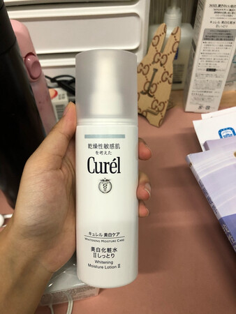产品质感：比较润
适合肤质：中性偏干
产品香味：没有特别重的味道
使用效果：使用时间不长，还没有效果，长时间使用应该会美白
补水效果：补水
其他特色：适合敏感肌