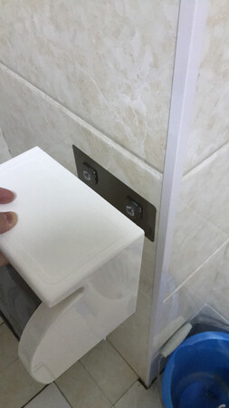 使用几天后谈谈感受：1 安装简单快捷，首先把贴附的地方擦拭干净，撕开贴附膜将贴附板粘贴上，最后把卫生纸放置盒安装固定。2 卫生纸卷放置方便牢固，两边卡口很灵活多变，很满意的地方。3 可以摆放物品，现在的人上厕所都离不开手机，实用性强，做的很不错。4 可以有效防止卫生纸打湿污垢。挡雨的盖子是半圆形式的，做得很好。