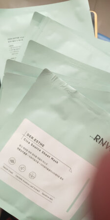 产品收到了刚刚拿到时还觉得不错，但是回家后拆开看到面膜盒子有破损，打开一看里面已经有不少的精华流出来了，包一整包面膜都打湿了，跟卖家联系卖家的态度还不错，说原因因该是双十一物流公司摔东西摔得有点狠才会这样，之后还补发了破损的面膜，不是特别大的破损就是面膜封口出裂开了，不过商家的态度很好，送的小礼物也挺多的，还是挺值得买的，目前还没有用，等用过后再来评价