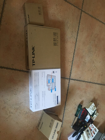 好用，用自己的压线钳一次成功不用返工。
周末解决了家里的Wi-Fi问题，花了2个小时，现在每个房间Wi-Fi信号满格，看视频不卡顿，玩游戏不掉线。
兼容性能：好
产品质量：非常好，镀金闪闪发亮。
产品包装：有点简单，就一个塑料袋装。