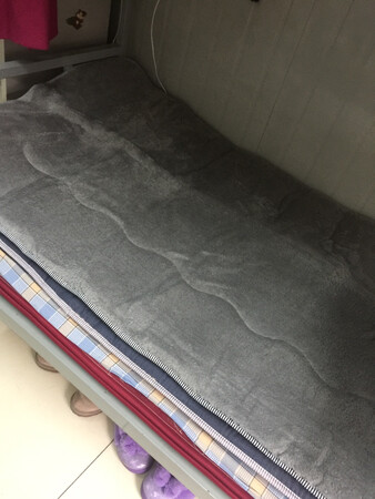 这个感觉一般吧，买了两种，觉得另一个更合适些，这个毛摸着有点涩～而且中间打纶，都是印，铺着能感觉出来