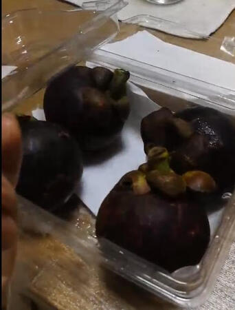 收到就迫不及待的打开了，山竹很漂亮，个子均匀，但看不出是否新鲜。剥开一看，果然没有让我失望,打开之后里面没个都是很大的果 不像之前市场买的。打开会有不好的 这个品质绝对不错 这个品质绝对不错很好吃，值得购买