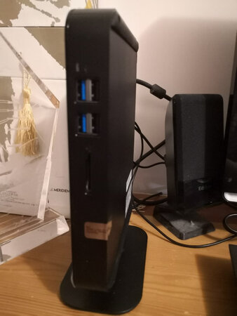 机箱外观：外观非常漂亮，小巧精致，携带轻便，基本不占地，拉丝外观又高级感。
性能配置：固态硬盘基本零噪音，开关机速度极快，自带wifi, 家用办公足够了。有hdmi接口，连接电视机也超赞的，预装了win 10，磁盘也分区了，完全满足我的要求，要是再有蓝牙接口就更好了。
散热性能：没有发现机箱发热，散热不错