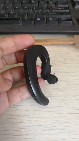 就是个喇叭，什么骨传导，拿手上听的清清楚楚的，我说怎么盒子打开有这么个套子呢