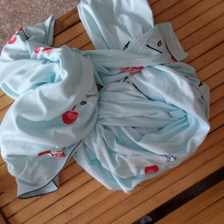 颜色没有色差，拿起来挺有份量的。摸起来很舒服。