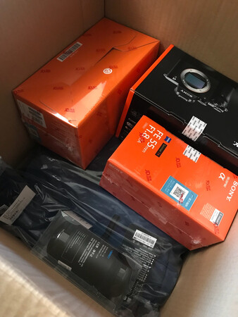 最初以为索尼的长焦镜头只有大师的GM可以选，研究来研究去都发现买不起，无意中看到蓝拓上面的测评在讲这款g的镜头，好像是原来美能达的技术，成像品质还是很不错的，而且价格相比GM那是相当的亲民，就是整体重量实在有点沉，长焦镜头现在用的不多，还不能熟练使用，拿来拍过月亮还可以。现在这个长焦镜头上的很多案件，还不知道怎么使用，慢慢学吧。关于它的品质，我做过测试，对着马路对面整齐的那个住宅楼拍照，边缘也没有任何的畸变，中心的成像效果都很好，边缘的成像效果也很好，然后把图片调到最大的话，还能看到人家在家里面干什么，结果发现一不小心买了一个偷拍的利器，估计追星族会非常喜欢这种长焦镜头，狗仔队应该也会经常用吧。
