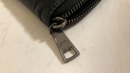 Coach的质感一贯的不错，这款钱包皮质柔软，经典浮雕logo，成熟稳重的风格，适合30岁+的人群。
空间很大，卡位很多，外层拉链很安全。
五金很沉，深空灰，质感高级，和钱包整体搭配地比较好。
唯一美中不足的是，由于皮质比较软，如果不装的满一点，会觉得有点扁塌。不过如果不塌的话，皮质就硬了，手感就没这么好了。
整体满意。五星