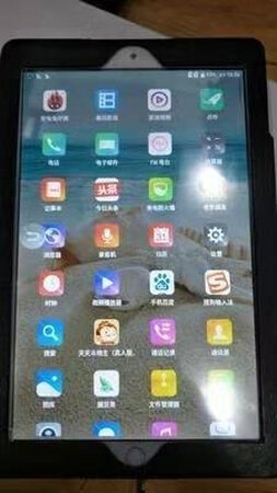 金属机身的，而且分辨率超清晰，画面清晰音质不错可以满足追剧的你,灵敏度也挺好.屏幕很大，看视频玩游戏很爽，网速也很快，价格实惠，值得购买，我主要用来玩王者的，礼品配套齐全.安卓系统非常流畅，可以双卡双待，视频电话两不误，物美价廉，流畅美观.屏幕很清晰，运行很快，内存很大.看电影，玩游戏都很流畅.不卡顿.没有延迟.，画面清晰，音质也可以，看看视频很棒的。卖家还送好多小礼品，外观漂亮，功能多多。安卓系统非常流畅不卡顿，客服服务态度也非常好，很值得拥有。