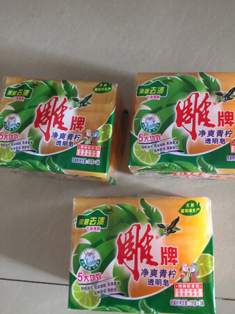 一直都在关注着雕牌的各款洗衣皂，因为非常好用，已经是多次回购了，不仅衣服洗的干净，而且洗完衣服都会有种淡淡的的香味，特别的好闻，这次遇上双十一活动，又赶紧的囤货，京东的快递是非常给力的，京东的快递小哥服务是最好的，感谢师傅辛苦了，还会继续回购的.