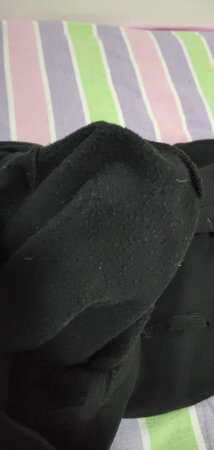 当时趁活动一起买了好多件，下单用券后很划算，九十左右吧，这是洗过几次拍的照片
裤子回来后才发现是内里带绒的，放了几天正好变天就穿上了，
老公178公分61公斤，上身穿着很合适，贴身穿绵绵的也舒服，显出了大长腿呀，主要是第一次给他买束脚裤，他穿着好不习惯，总说坐下裤子就短了??