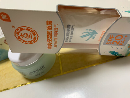 夏天的时候买了，国庆节的时候看有特价又一下子买了一堆，这个防晒霜真的抹上去一点都不油腻，而且特别容易吸收，还有一点保湿的功能，不管夏天用还是平时的时候日常用，都非常的适合，关键是价格还很便宜，用起来没有负担，可以抹的厚厚的，洗的时候也很容易，大爱
