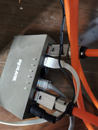 产品质量：线材很粗，接头金属的很结实，比普通水晶头好太多，
产品性能：千兆光纤的建议用这个7类或者8类的
外形外观：颜色橘红，接头金属，
产品包装：包装么有点简单。
兼容性能：兼容性能不错。
其他特色：比普通网线确实好很多，建议购买