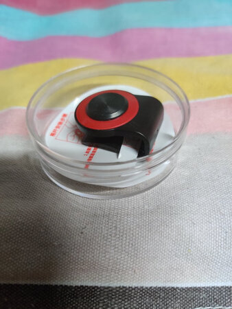 东西还是蛮不错的，之前用的是纸套，但是这个磨损得比较快，于是就买了一个这个手机的***一个指轮，加上你使这走位还比较顺畅，但是总是担心它会磨损屏幕，不过好歹我也贴了钢化膜，就这么着吧，连续上分的时候可以拿着踏实