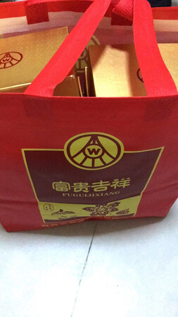 五粮液，大牌子值得信赖，买的时候有活动，家里人自己喝的，这酒的包装比较精美，收到货的时候完好无损，打开盒子，比想象中的包装也好，看上去很高档的样子，酒的口感不错，主要不上头，酒质量不错，味道纯正，还会再次购买的，价格也实惠，大大的好评，京东快递也很快。