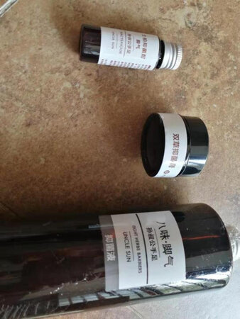 双草膏去角质简直一绝，刚报了3天，之前增厚的脚皮就软化了很轻易掉下来。