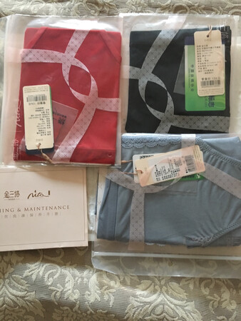很喜欢这个品牌的产品，这款红色比较喜欢，关键是品牌产品的质量保证-放心产品！
