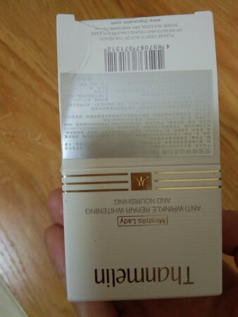 活动买的价格便宜一点，小瓶的很小只有8g,经常看到~里广告看着还不错买个小的试试看，用一个多礼拜了感觉还可以，没有过敏不适，用完看看效果吧！