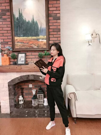 个人比较喜欢的衣服，感觉很满意，穿上去很暖和，不错呢。