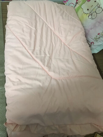 天气突然变冷，临时想着买的用用，价格还比较便宜，还是品牌，就下单了，直接算还可以，比较松软暖和，女儿比较喜欢，确实物有所值，这个价格比较靠谱。我们住在广东沿海，这样的厚度刚好合适，又加买了三床，就是自己没选对大小，一定要看好你的被套大小再来选购。