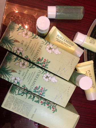 产品质感：包装挺好的
适合肤质：中干性皮肤
产品香味：淡淡的香味 比较容易接受
使用效果：补水?效果挺好的 大学到现在毕业六年了一直在用
补水效果：补水效果非常好
其他特色：送了很多小样 小样都用不完 太多了 希望改善一下 送点其他的 哈哈哈?