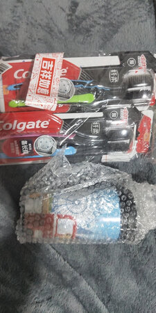 很早就收到货了，今天才拆开快递，东西都到齐了，还送了个随手杯，随手杯很好看。京东的物流速度着实很快，发货速度也很快，对这个速度很满意。牙刷价格也很实惠，但还没拆开使用，相信质量不会很差，如果好用决定会回购，先五星好评一个。