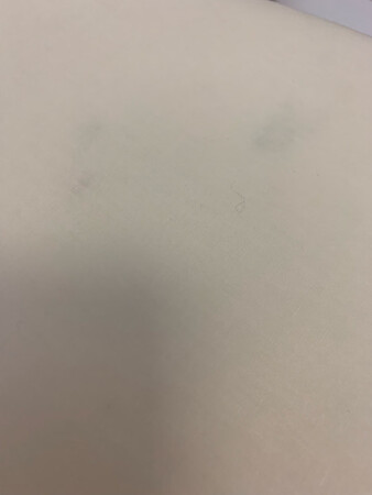 失去信心的購物体验，首先包裹物流较其他店慢，商家回复我已交快递又说帮我联系，结果商家和快递也没有回，我找配送员才知道被放在自提室，也没收到任何信息通知，我沒主动找 物品的话就凉凉放在那里，第二， 商品布料白米色，卻有几处染了其他颜色，像是在仓库放了很长时间的样子，店家没有挑好品质的商品，非常失望，如果物流赶不上，可以像其他店家，通知一下，一直没有音讯，使消费者失望，在这么多选择的商品市场， 没有好的服务态度及物流安排，相信市场会汰弱留强的