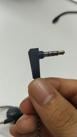 音质音效：音质是我比较看重的，上耳的体验是低音很棒，很强的震感，人声也有很多细节。入耳式耳机我觉得音质都很棒（本人耳朵不太行，抱歉）
做工质感：做工全部是外包塑料，具体材质不清楚，但是很坚固，用了一个多月了，没有断线，破裂情况出现，品控是很好的，点赞！
舒适度：耳机戴着无压力，很轻便，但是由于线太长了，经常会另外一只手拖着一大截，哈哈哈，这点也是一个小问题，不过无伤大雅！
其他特色：环绕挂耳设计，刚好适用我这样的时常会出去跑两圈的人，环绕处加了额外一层防水塑料膜（应该是这个作用吧。。。）挺棒的设计！插头是垂直的，不会太过突兀，很多小细节让我爱上了这个耳机！
最后bb一句:这个耳机的麦克风差点意思，没有线控，或许是我还不会用吧?。