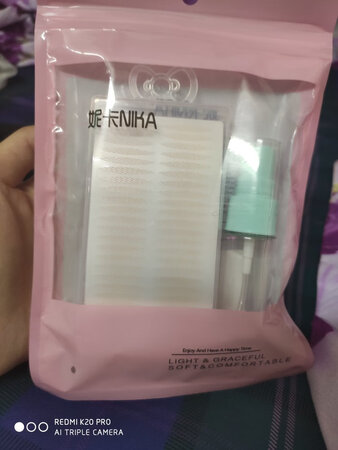 第一次买这样的双眼皮贴，包装袋的很好很高大上，打开有一股比较清香好怎么的味道。