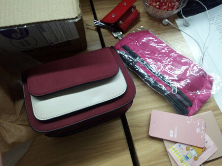 实物和图片符合,就是线头细节没处理好,还送了香包和小本本,很是贴心了