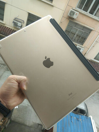 首先京东自营快递的速度我就不说了，杠杠滴。二代ipad pro12.9的配件已经比较少了，而且因为体积大，都贵的要死，又不想要软壳，就选择了亿色这款，牌子还行，配合官方前盖，就如图，挺好的，就是整个搭配起来有点小重，不过还好，这个能有效防止磕碰，就是拆的时候会麻烦一点