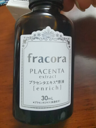 趁着京东美妆海囤活动囤了不少，也多接触了好多小众品牌。
   这款fracora胎盘素加强原液来自猪胎盘，是上了COSME大赏美容液部门第一的产品。本来胎盘素就有抗皱、淡斑、亮白、淡化法令纹、修复赋活细胞的功效。
这款是双倍的，质地很是清爽，完全不油腻。至于效果：没有一种护肤品效果是立竿见影的，坚持使用吧。