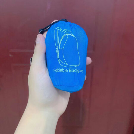 包包质感不错，容量挺大的，方便收纳并且不占用地方，出门还是很方便的。