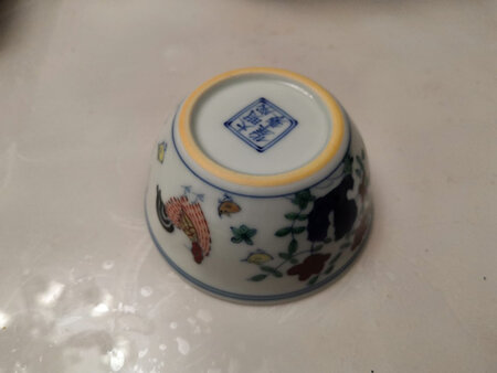 杯子图案较好，是手工画的，买了一对图案不一致。就是杯子内壁发青，不白，是怎么回事？