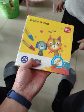 得力文具出品24色蜡笔。孩子收到礼物后非常的高兴，又可以画画了。便携性能非常好。颜色比较正，画出来的画给画出来的作品也非常的出色。京东物流非常快，昨天买今天到。